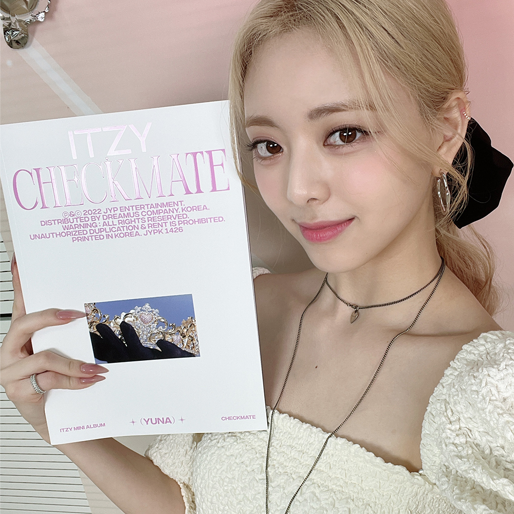 ITZY, CHECKMATE YUNA VERSION SIGNED (D2C Standard) CD - Republic ...